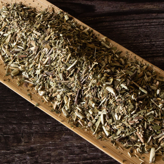 Tabla con yerba mate herbal ArTea en hebras