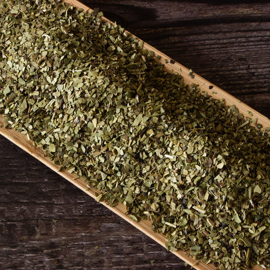 Tabla con yerba mate premium ArTea en hebras